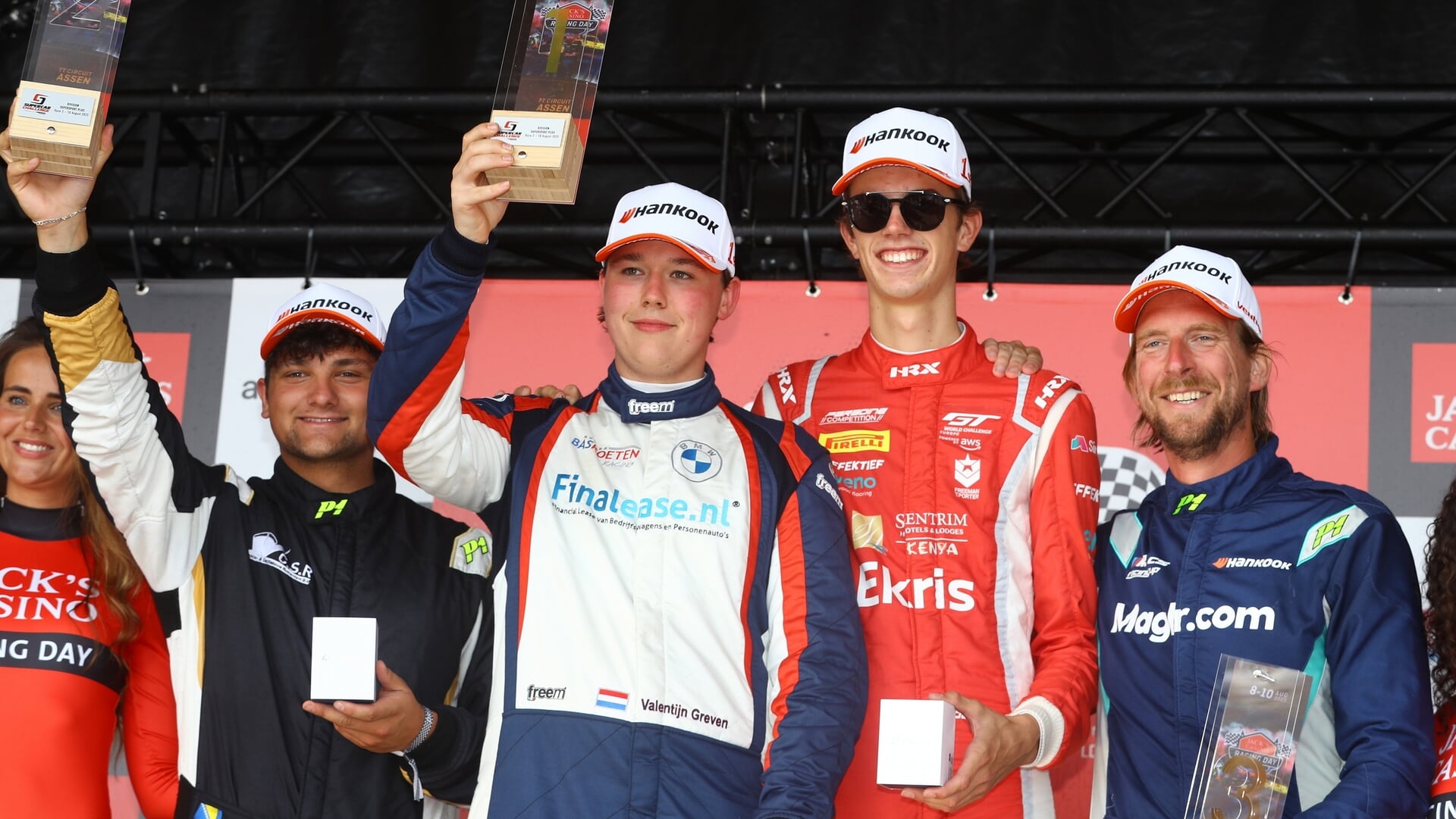 Valentijn Greven en Maxime Oosten op het podium na de zege op Assen